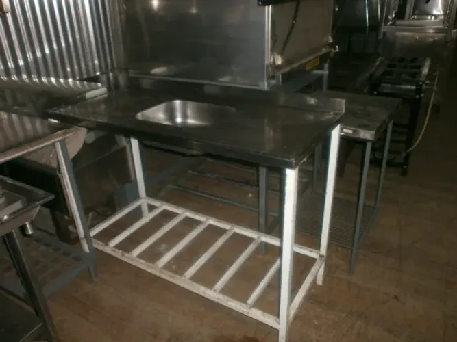 mesa com tampo em inox - com uma cuba - medindo 1,30 mt