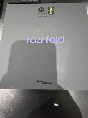 Celular Razr Fold Motorola 16 GB de RAM e 1TB de memória interna, preto novíssimo.