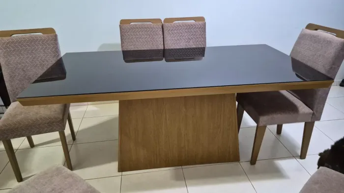 Mesa de Jantar 6 Lugares com Tampo de Vidro + 6 Cadeiras Estofadas
