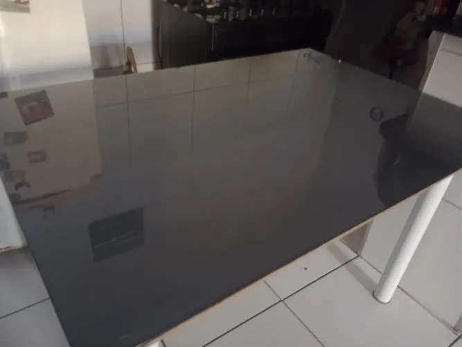 Mesa com tampa de vidro