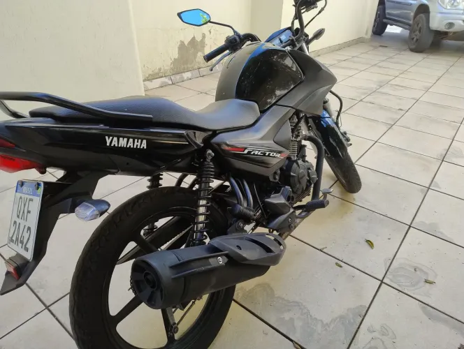 Vendo Yamaha factor 150, moto não tem nada pra fazer só pegar e andar...