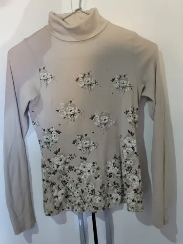 Blusa frio cacharrel canelada Bege com detalhes florais Zap Brazil