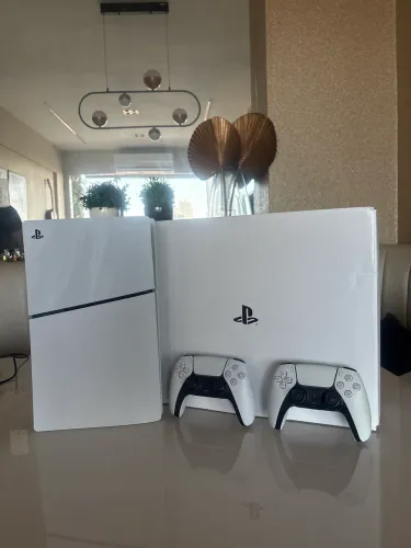 PS5 semi novo com duas semanas de uso que tem dois controle que tem 2 controle