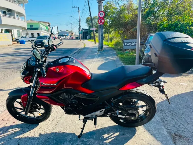 Vendo moto FZ15 ano 2024. Tudo ok, único dono. R$: 16.200