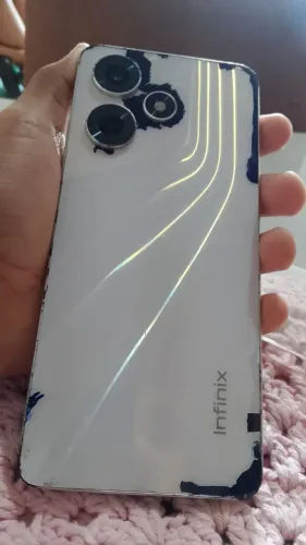 VENDO ESTE CELULAR DA INFINIX, APENAS COM A TRASEIRA VAZADA, 8 DE RAM, 256 GB.