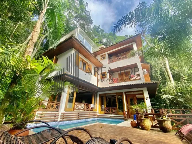 Casa disponível para venda em condomínio alto padrão, em Guarujá/SP.