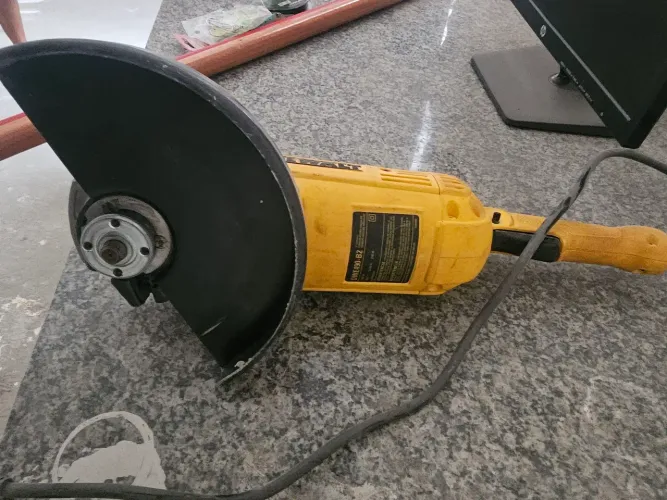 Esmerilhadeira DEWALT DWE490-B2