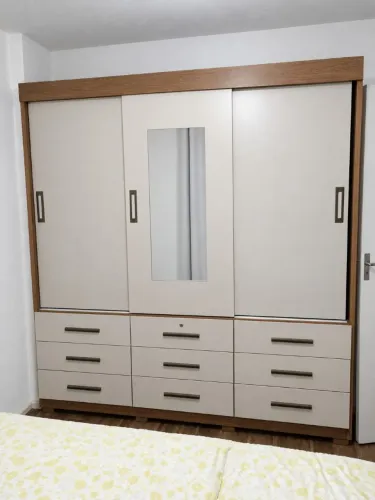 Guarda-roupa casal
