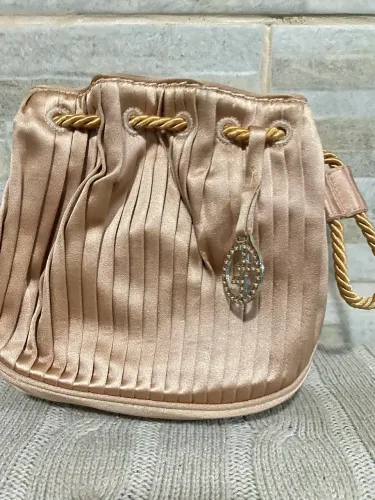 Bolsa estilo (bucket) da renomada grife Giorgio Armani