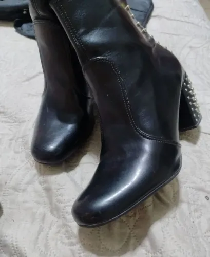 Bota Constance 38 tachas ótimo estado 
