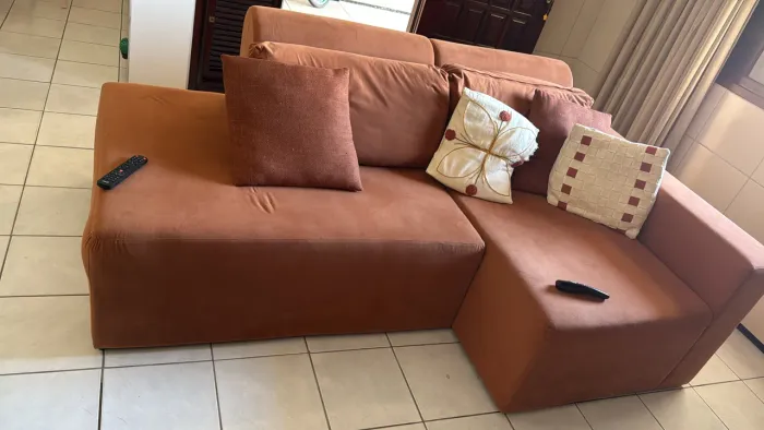 Sofá com chaise terracota 