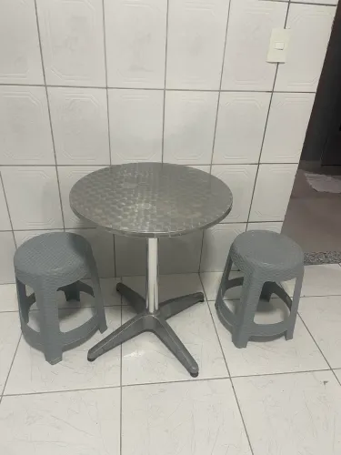Vendo mesa de jantar + 2 cadeiras