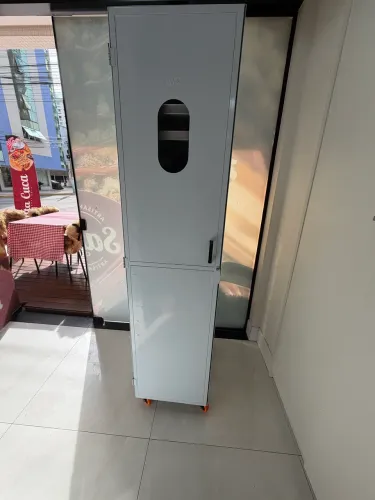 Armário fechado para 20 assadeiras (carrinho)