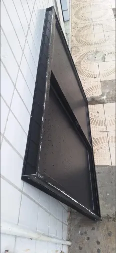 Esquadria de alumínio com janela de vidro com fumê