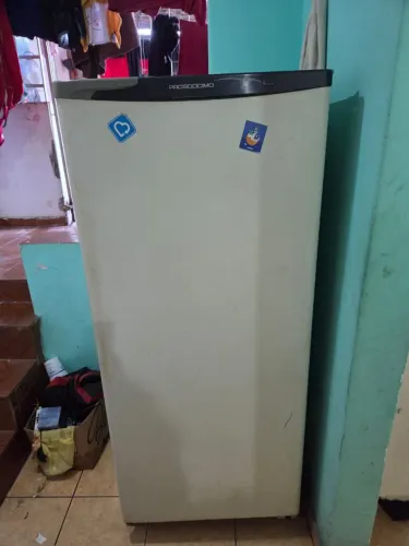 Geladeira a venda, usada porém funcionando perfeitamente 