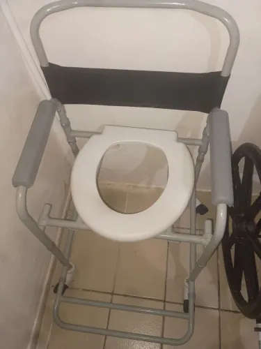 Cadeira de rodas para banho nova sem marca de uso