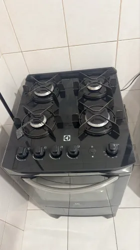 fogão Electrolux de 4 bocas com mesa de vidro temperado preto.