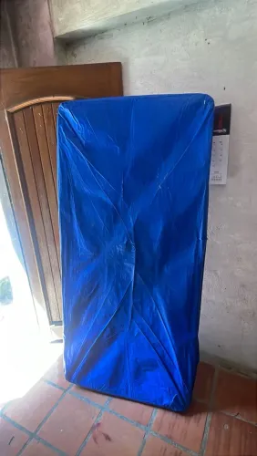 Colchão de solteiro com capa impermeável
