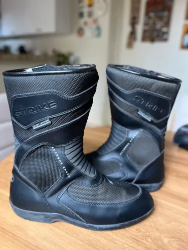 Vendo bota e luvas impermeável texx.