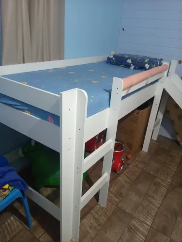 Cama infantil com escorregador
