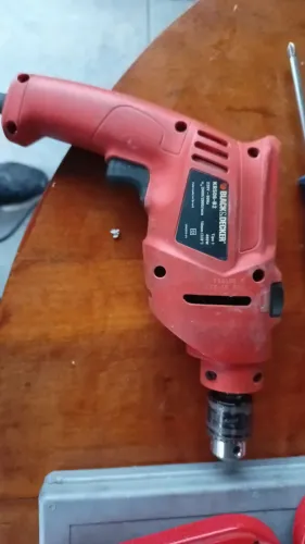 Vendo furadeira Black e Decker.