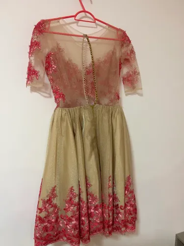 Vestido de festa de aplicações