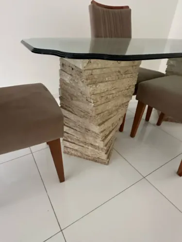 Mesa de vidro e pe de travertino