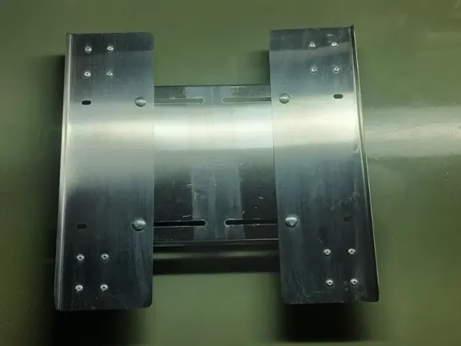 Suporte metálico ajustável para PC com rodas