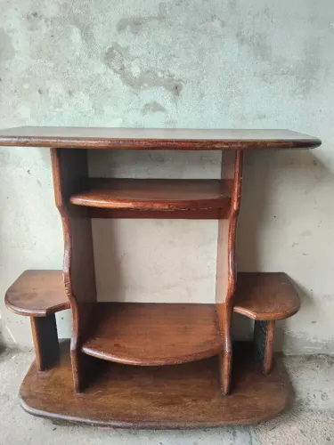 Rack de Madeira Maciça com Prateleiras - R$ 300