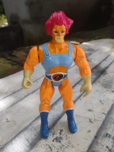 Vendo um boneco do Lion dos Thundercats antigo dos anos 80 tá funcionando os olhos acende