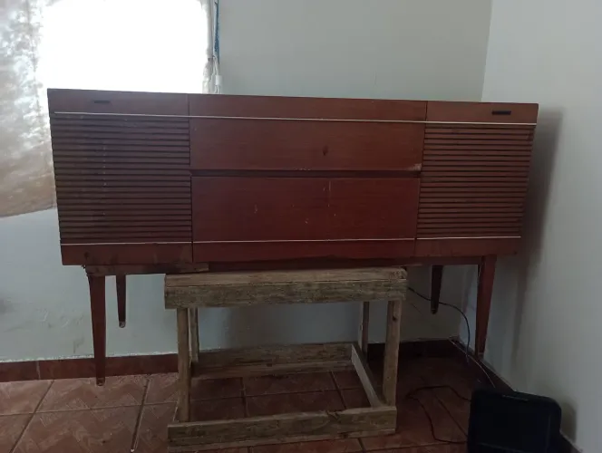Rádio vitrola vendo ou troco