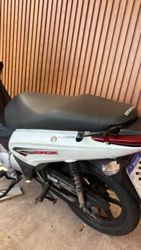 Vendo uma honda biz 2015 2015 na cor branca muito nova.