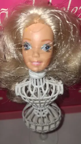 Cabeca da boneca Barbie
