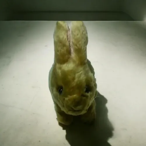 Coelhinho de pelucia com mecanismo 