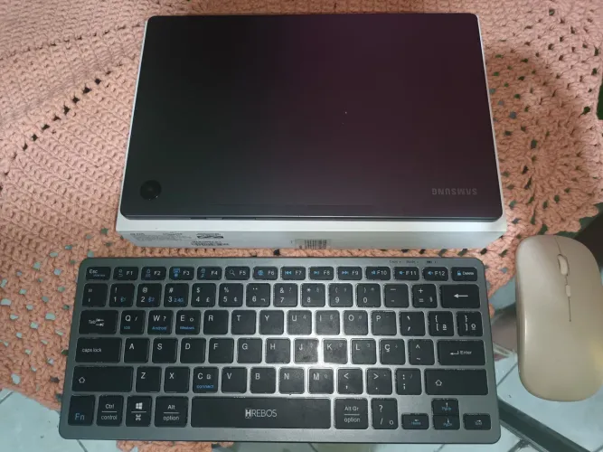 Samsung galaxy tab A8 com teclado e mouse