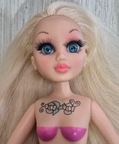 Boneca Abie da linha Tattoo Divas - Toy Shock, 2013