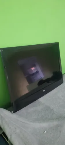 TV 32 COM DETALHE NA TELA MAIS FUMCIONANDO PERFEITAMENTE