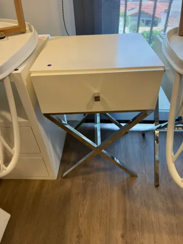 Criado-Mudo Moderno Branco com Base Cromada