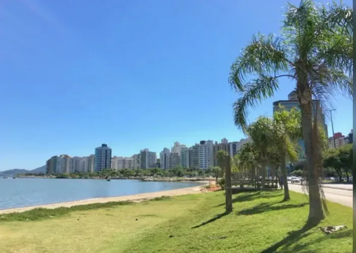 Alugo quarto mobiliado- centro beira-mar