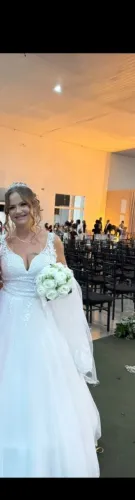 Vendo vestido de noiva com acessórios