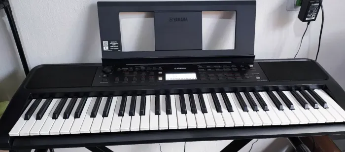 Teclado Yamaha PSR-E 383+suporte e Pedal 