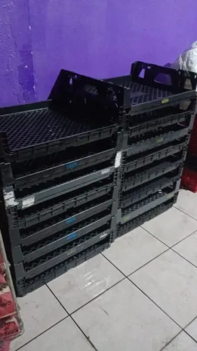 bandejas plásticas pretas empilháveis para pães, da marca Bimbo,