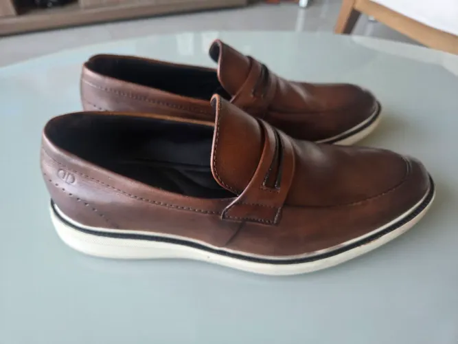 Sapatênis Democrata na cor marrom claro número  40. Semi novo.