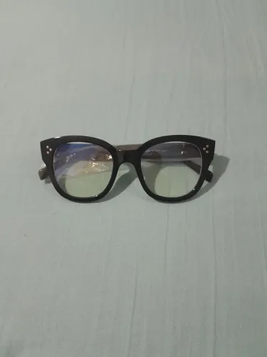 Quatro armações de óculos, cada uma por 50