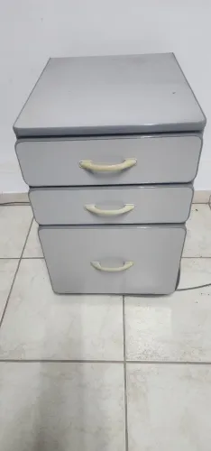 Armário arquivo com 3 gavetas, sendo uma grande.