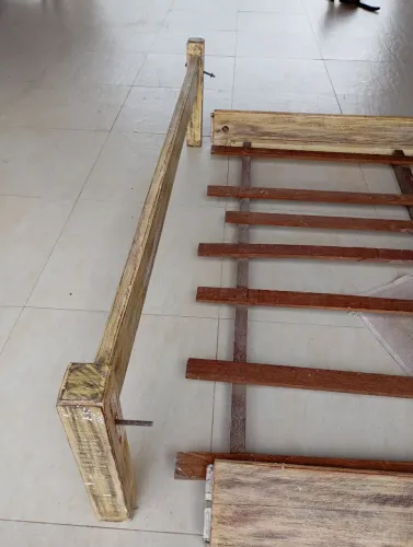 Cama de casal em madeira maciça.