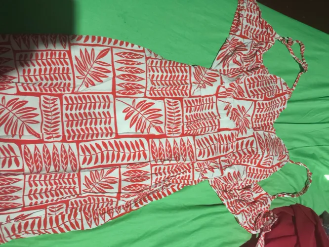 vestido vermelho com branco . Tamanho M