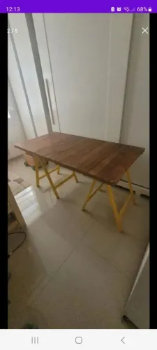 Mesa com tampo de madeira desmontável com cavaletes