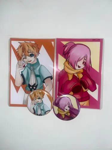 Kit com 2 Bottons de 5,8 cm e 2 mini pôster, kou e mitsuba
