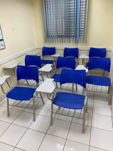 Carteira Escolar em Polipropileno com Prancheta Frontal em MDF e Porta Livros